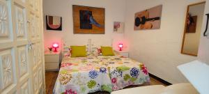 Posteľ alebo postele v izbe v ubytovaní CASA CON JARDÍN A 35 METROS DE LA PLAYA. BR.
