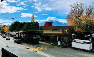 una calle de la ciudad con un edificio al lado de la carretera en Montreux lake side apartment! en Montreux