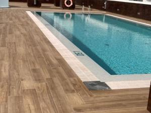 Bazén v ubytovaní 1 9 Tesoro Galeon Spa y Gym alebo v jeho blízkosti