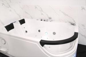 Kúpeľňa v ubytovaní Apartament z sauną i jacuzzi na wyłączność - Sikorówka - Dobre Miejsce