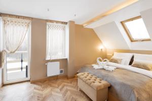 Säng eller sängar i ett rum på Apartament z sauną i jacuzzi na wyłączność - Sikorówka - Dobre Miejsce