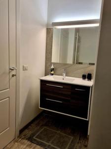 a bathroom with a sink and a mirror at Incantevole appartamento a Torino! in Turin