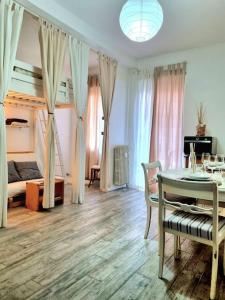 トリノにあるIncantevole appartamento a Torino!のベッドルーム1室(ベッド1台、テーブル、テーブル、椅子付)