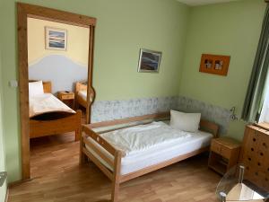 Łóżko lub łóżka w pokoju w obiekcie Waldrestaurant VIDA
