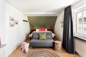 Dormitorio pequeño con cama en el ático en pop-up stuub feldberg, en Feldberg