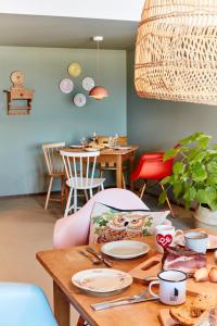 a table with plates of food on top of it at pop-up stuub feldberg in Feldberg +34 photos