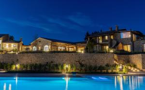 una villa con piscina di notte di Villa Antica Dimora - Homelike Villas a Deruta