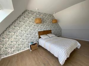 Łóżko lub łóżka w pokoju w obiekcie Maison Plogoff- Baie des Trépassées