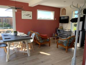 un soggiorno con tavolo e sedie di Maison Plogoff- Baie des Trépassées a Plogoff