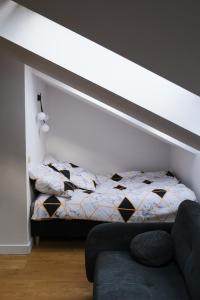 een slaapkamer met een bed en een licht erboven bij Apartament nad Czarnym Potokiem in Krynica Zdrój