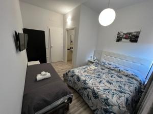 フォリーニョにあるAffittacamere Umberto Iの小さなベッドルーム(ベッド1台、テレビ付)