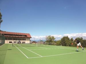 Tennistä tai squashia majoituspaikan Duplex-Chalet entre Lac et Montagne - Balcon Vue Lac alueella tai lähistöllä