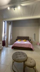 um quarto com uma cama com um edredão rosa em APPARTAMENTO SUITE SARDINIA HOLIDAY em Cagliari