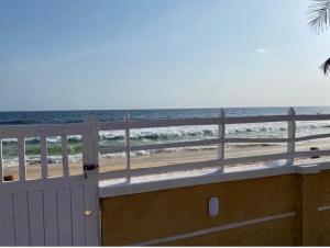 Svalir eða verönd á Oceanfront Wavecrest Hotel