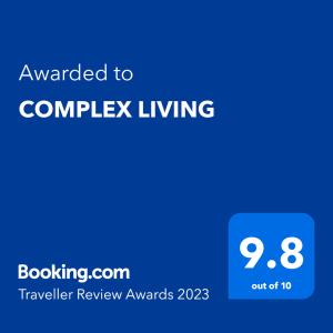 蒂米什瓦拉的住宿－COMPLEX LIVING，蓝色的屏幕,文字被授予复杂的生活