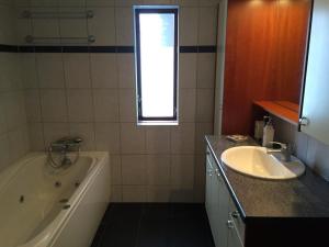 Bólstaðarhlíð的住宿－波爾斯塔里奧小屋（一室公寓），带浴缸和盥洗盆的浴室