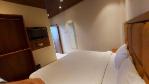 Postel nebo postele na pokoji v ubytování HOTEL RIGGA INN KOKILABEN DHIRUBHAI AMBANI Hospital