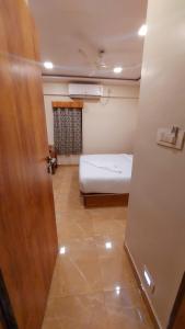 Postel nebo postele na pokoji v ubytování HOTEL RIGGA INN KOKILABEN DHIRUBHAI AMBANI Hospital