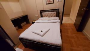 Postel nebo postele na pokoji v ubytování HOTEL RIGGA INN KOKILABEN DHIRUBHAI AMBANI Hospital