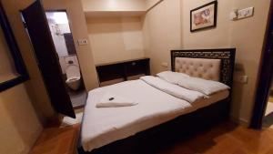 Postel nebo postele na pokoji v ubytování HOTEL RIGGA INN KOKILABEN DHIRUBHAI AMBANI Hospital