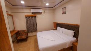 Postel nebo postele na pokoji v ubytování HOTEL RIGGA INN KOKILABEN DHIRUBHAI AMBANI Hospital