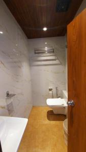 Koupelna v ubytování HOTEL RIGGA INN KOKILABEN DHIRUBHAI AMBANI Hospital