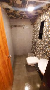 Koupelna v ubytování HOTEL RIGGA INN KOKILABEN DHIRUBHAI AMBANI Hospital