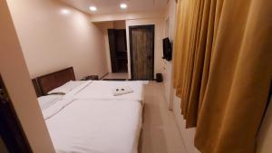 Postel nebo postele na pokoji v ubytování HOTEL RIGGA INN KOKILABEN DHIRUBHAI AMBANI Hospital