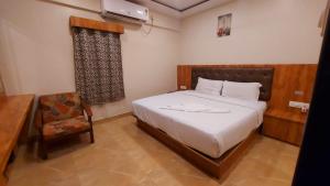 Postel nebo postele na pokoji v ubytování HOTEL RIGGA INN KOKILABEN DHIRUBHAI AMBANI Hospital