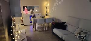 a living room with a white couch and a table at Apartamento con vistas al mar in Salou