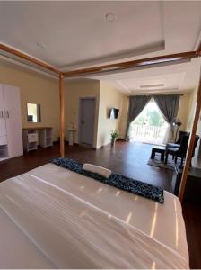 Oceanfront Wavecrest Hotel في ليكى: غرفة نوم كبيرة مع سرير كبير في غرفة
