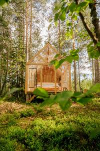 una casa de madera en medio de un bosque en Nordic Island Hideout, 