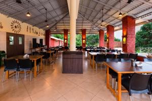 ห้องอาหารหรือที่รับประทานอาหารของ Chinar WoodS Resort