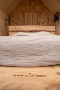 En eller flere senge i et værelse på Nordic Island Hideout