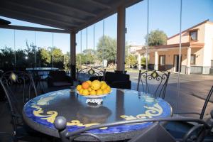 een fruitschaal op een tafel op een patio bij SorrentoBay in Sant'Agnello