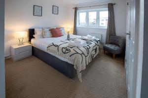 sypialnia z łóżkiem, krzesłem i oknem w obiekcie Dragonfly House w mieście Maidenhead