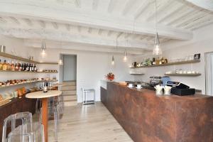 een keuken met een bar met een tafel en stoelen bij Cortile in Roccalbegna