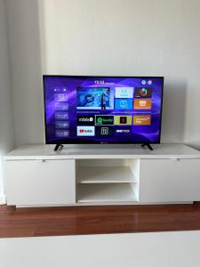 パラフルジェイにあるApartament a la Costa Bravaの白いエンターテイメントセンターに座って薄型テレビを視聴できます。