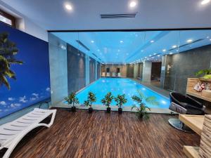 Bazén v ubytování Orbi Palace Apartment 344 nebo v jeho okolí