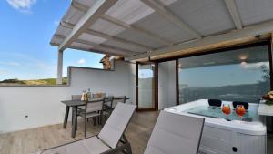 eine Küche und ein Esszimmer mit einem Tisch und Stühlen in der Unterkunft Ovile in Roccalbegna