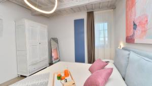 een kamer met een witte tafel en roze kussens bij Caciaia in Roccalbegna