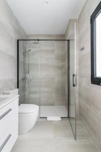 ein Bad mit einer Glasdusche und einem WC in der Unterkunft Home2Book Sweet&Comfy Apartment Las Canteras in Las Palmas de Gran Canaria