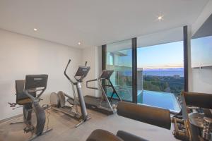 einen Fitnessraum mit Trainingsgeräten und Meerblick in der Unterkunft Luxury Villa Tomillo in Marbella