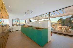 eine Küche mit einer grünen Insel in einem Zimmer mit Fenstern in der Unterkunft Luxury Villa Tomillo in Marbella