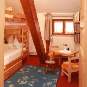 1 dormitorio con litera, mesa y escritorio en Andreashof, en Heimenkirch