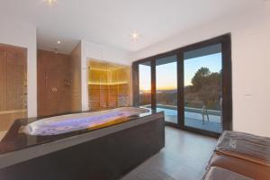 Basen w obiekcie Luxury Villa Tomillo lub w pobliżu