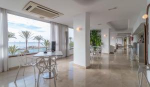 Un comedor con mesa y vista al mar. en Hotel Albahia Alicante, en Alicante
