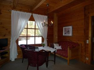 uma sala de estar com um sofá, uma mesa e uma janela em Landhaus Meyer em Riefensbeek