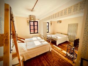Postel nebo postele na pokoji v ubytování HARABURDI® Recyclart Hotel