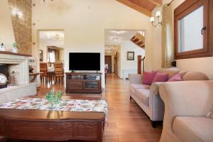 a living room with a couch and a tv at Villa Totta in Alikanas